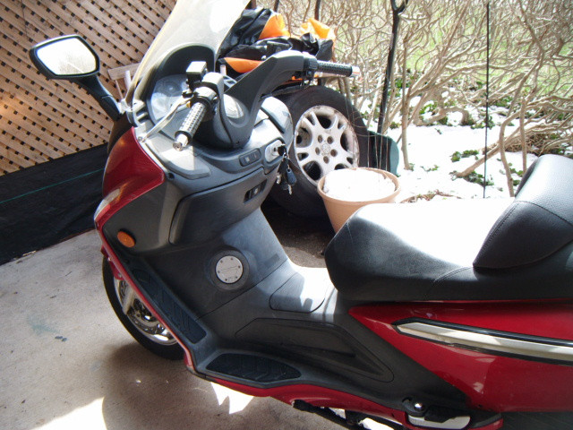 Need it Gone! 2009 SYM RV 250i cc motor scooter- in Scooters & Pocket Bikes in Stratford