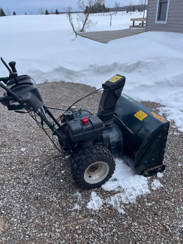 Yardworks snowblower in Snowblowers in Grand Bend - Image 3