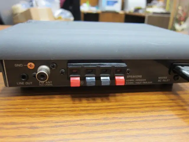 Yamaha YST-R9 AM/FM Stereo Receiver with remote and speakers in Stereo Systems & Home Theatre in Markham / York Region - Image 5