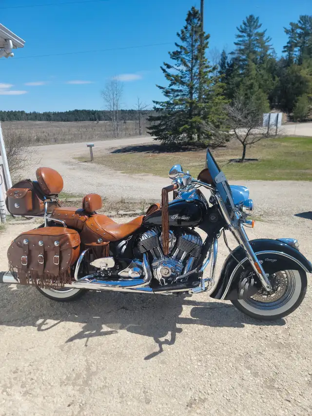 2015 Indian Chief Vintage in Touring in Barrie - Image 2