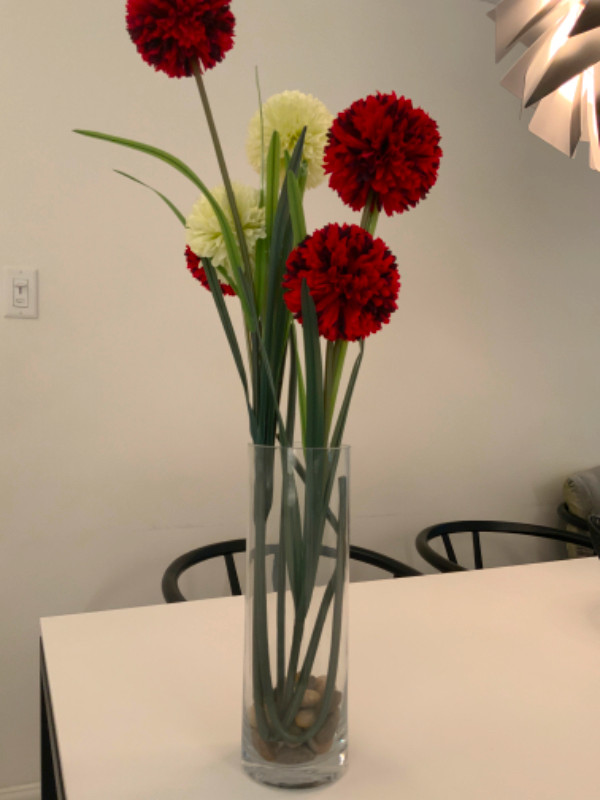 Belles fleurs artificielles et vase et roches compris dans Décoration intérieure et accessoires  à Ville de Montréal - Image 2
