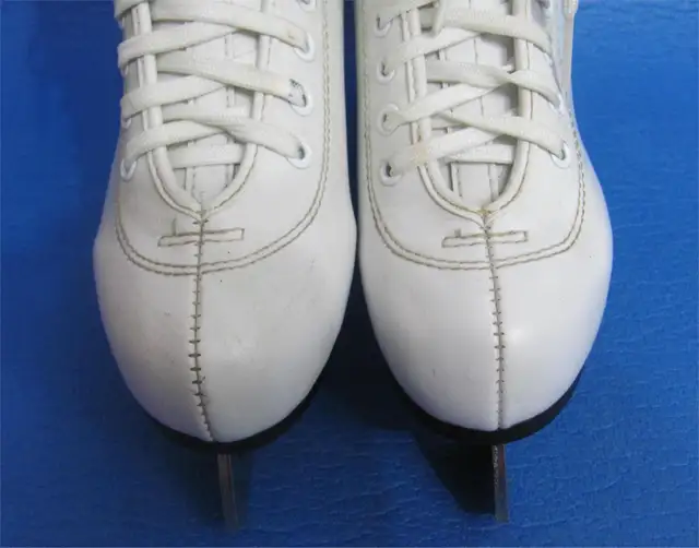 NEW CCM Figure Skates Size-5 Inner Length - 23cm/9" (Dwight in Hockey in Muskoka - Image 7