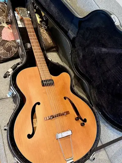 Stonebridge A17 40 CM carved top jazz guitar , beautiful woody jazz tone from Kent Armstrong pick up...