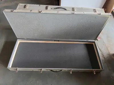 Roadcase assez grand pour clavier, guitare de metal avec des pointes etc...voir photos pour dimensio...