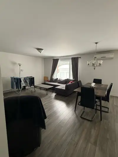 Grande chambre lumineuse avec un grand dressing dans une collocation de fille de 22 et 23 ans pour l...