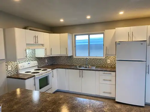 This renovated duplex is perfectly located in Queensland. It is close schools for all ages and in fa...