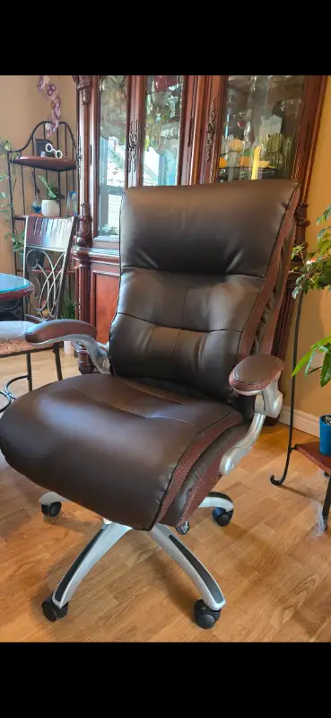 Never been used luxury desk chair. This Executive Chair features: Bonded leather on back and seat ar...