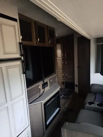 Luxury trailer with many features -26ft -auto level -slide - outdoor kitchen -auto awning -double en...