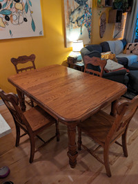 Table en bois massif avec 4 chaises