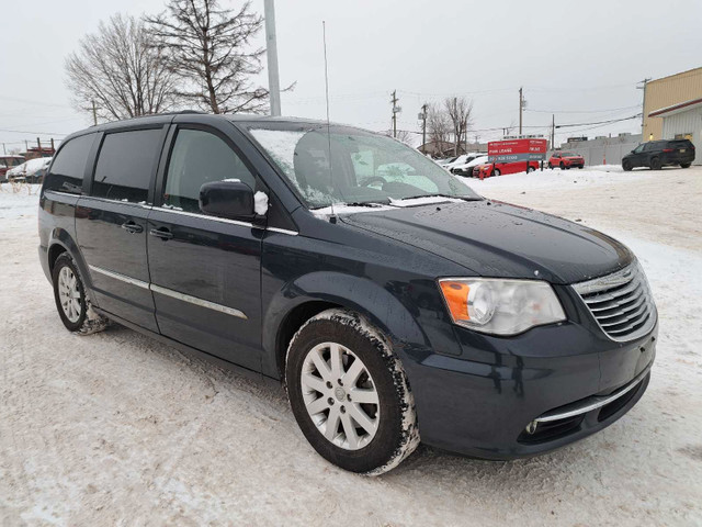 2014 chrysler town and country $6900.00 in Cars & Trucks in Winnipeg - Image 2