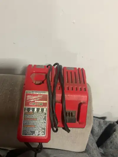 Chargeur multi-tension Milwaukee M12 et M18, View more