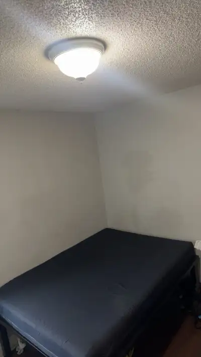 Private room available in a shared apartment with 3 other roommates. Location: 368 blake boulevard ️...