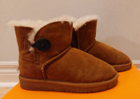Auabp Short Boots Size 4 Youth (Ugg style)