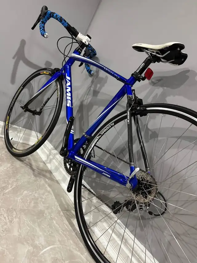 Jamis Ventura Road Bike with Shimano 105 [Size Medium 54CM] in Road in Mississauga / Peel Region - Image 5