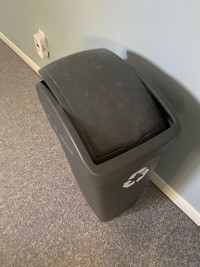 Recycling/garbage bin
