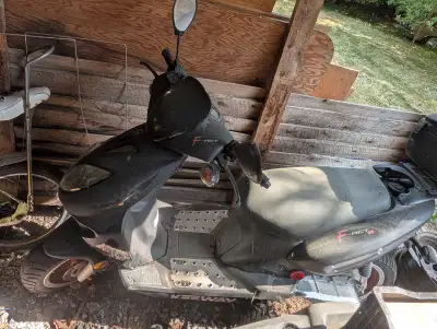 Scooter en bon état Il y a seulement le kick start qui est a changer je l'ai utilisé tout lété derni...
