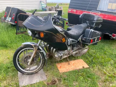 Selling a 1984 yamaha maxim 1100 Been sitting out for a few years. Have the windshield. Great vintag...