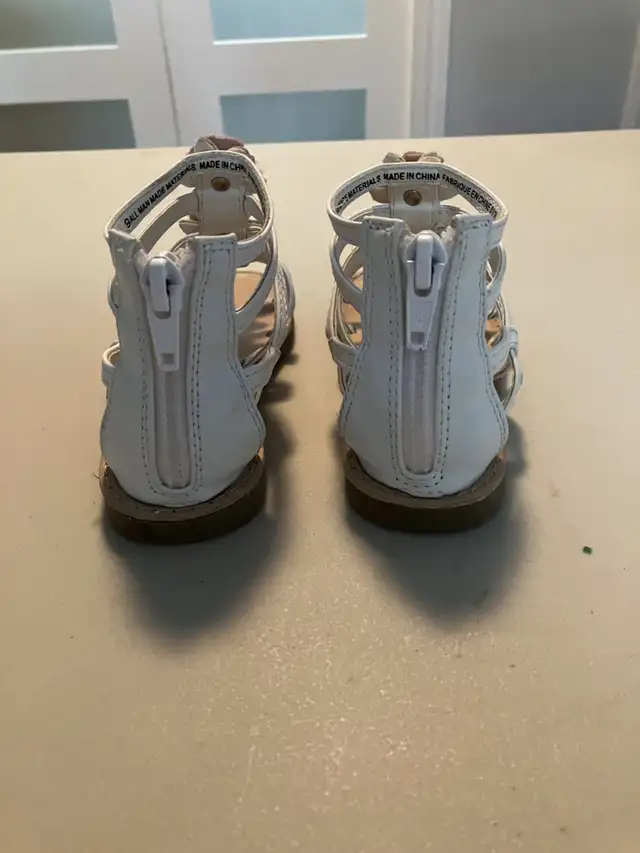 Souliers pour fille---Kid Girls Sandel Shoes --Size 9 in Kids & Youth in City of Montréal - Image 4