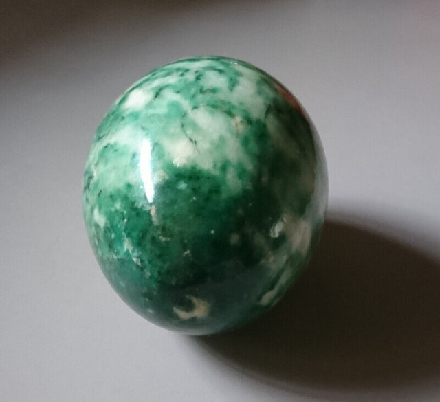 Vintage Hand Carved Green and White  Alabaster Stone Egg in Arts & Collectibles in Oshawa / Durham Region - Image 4