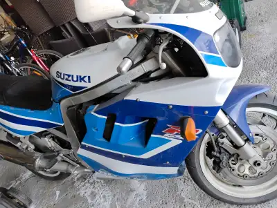 GSXR 1991 1100 tout original moteur en tres bon Etat , Moto de collection ,moto puissante performant...