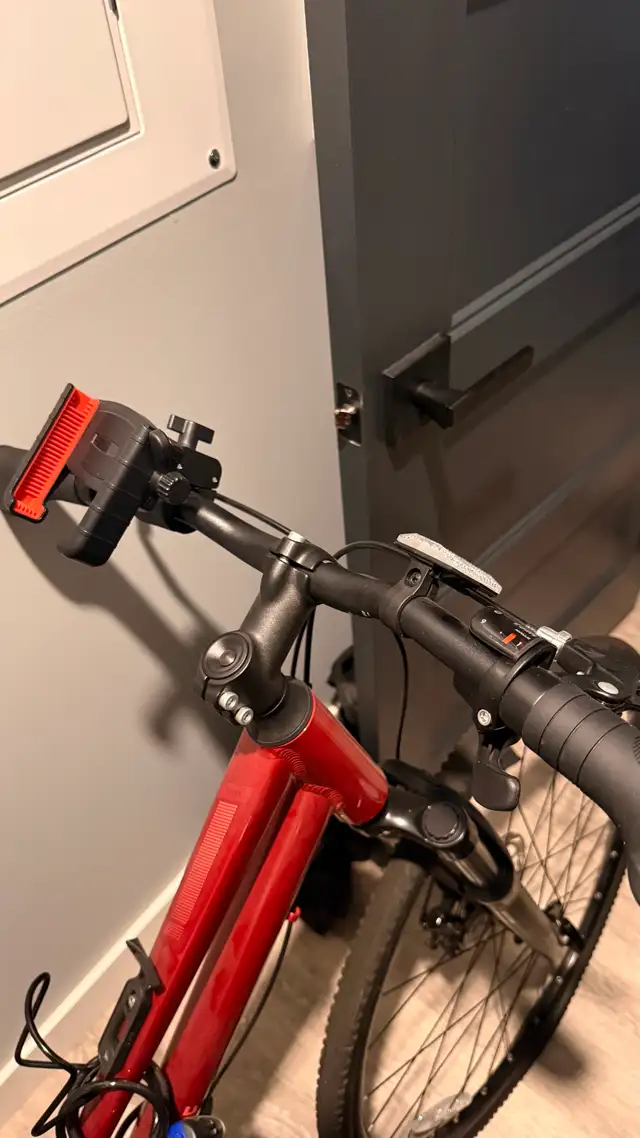 Riverside 500 Hybrid Bike, Size S – Like New + Accessories in Road in Calgary - Image 10