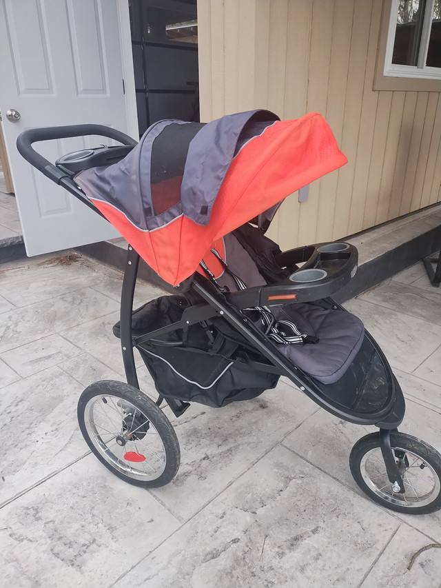Graco  jogger stroller in Strollers, Carriers & Car Seats in Hamilton - Image 2