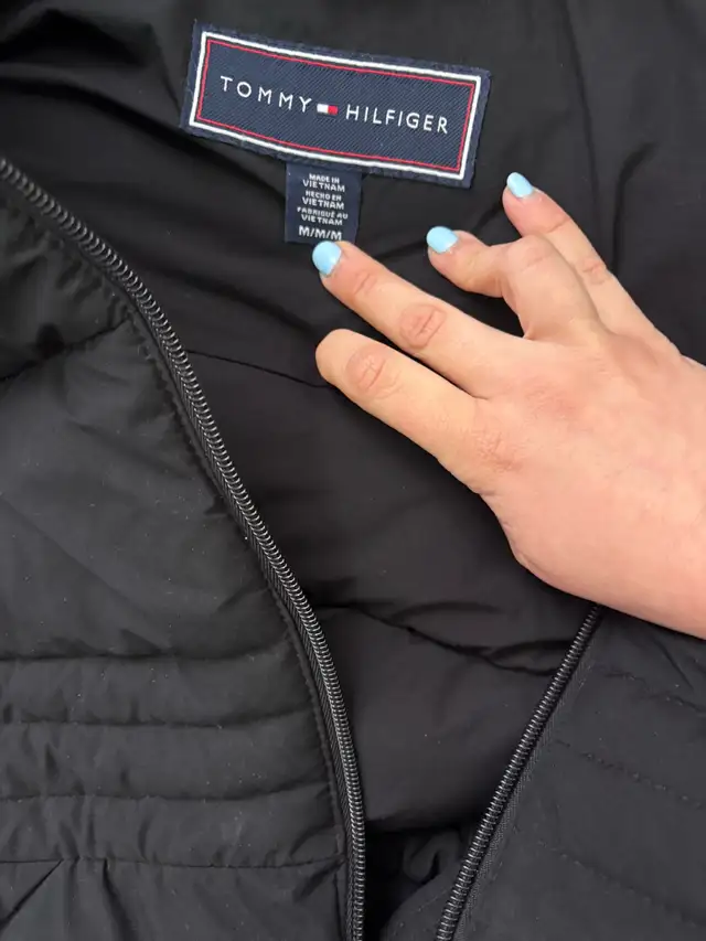 Tommy women’s winter coat manteau d’hiver noir  in Women's - Tops & Outerwear in City of Montréal - Image 4