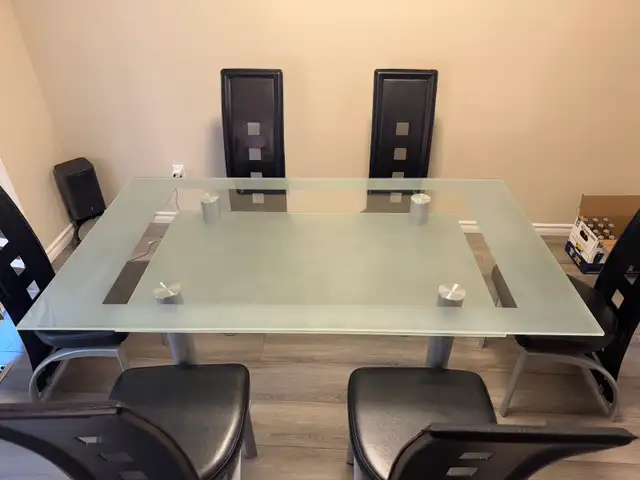 Full dinning set plus coffee table and concole table in Dining Tables & Sets in Markham / York Region - Image 3