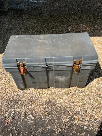 Heavy duty plastic toolbox c/w 2 upper storage containers in great condition. Dimensions: 36” wide /...