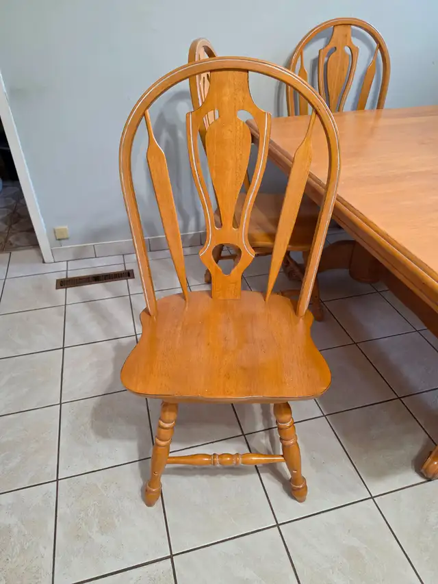 Oak dining room table with 5 chairs in Dining Tables & Sets in Hamilton - Image 3