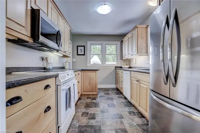 An Awesome Room for Rent in Room Rentals & Roommates in Owen Sound - Image 7