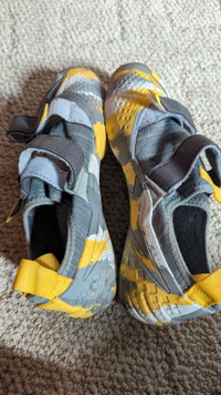Size 9 US mens (42 UR) climbing shoes
