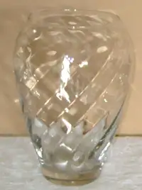 GLASS VASE FEATURING DIAGONAL FACETTING