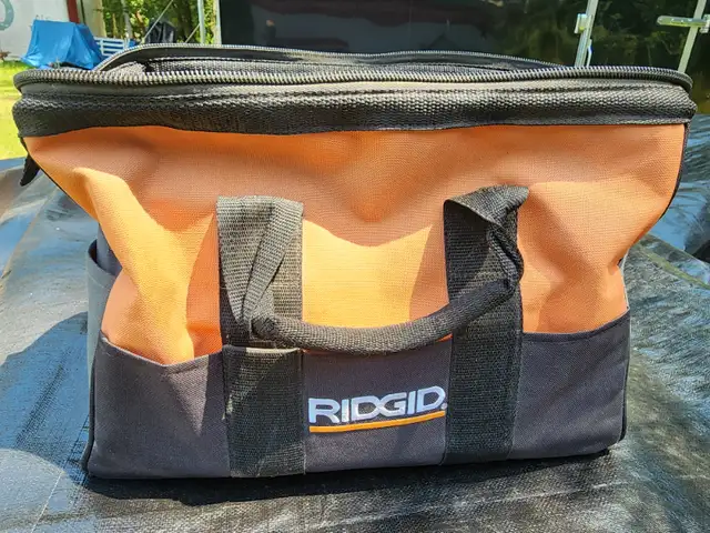 Ridgid Canvas Tool Bag With Zipper & 8 Pockets Inside 8 Outside in Tool Storage & Benches in Windsor Region - Image 2