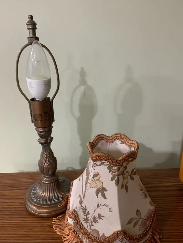 Antique table lamp in Indoor Lighting & Fans in Ottawa - Image 3