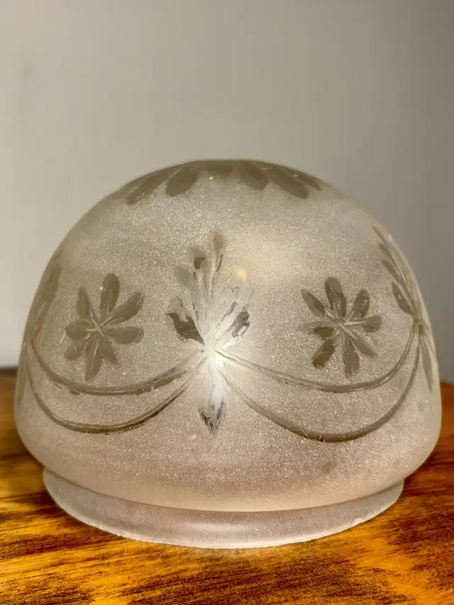 Frosted Antique Glass Lamp Shade in Indoor Lighting & Fans in City of Montréal - Image 7