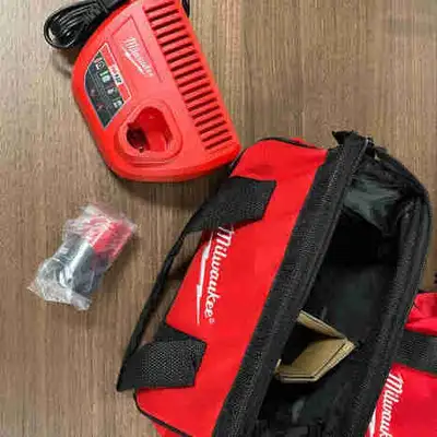 12v chargeur NEUF MILWAUKEE M12 charger NEW, View more