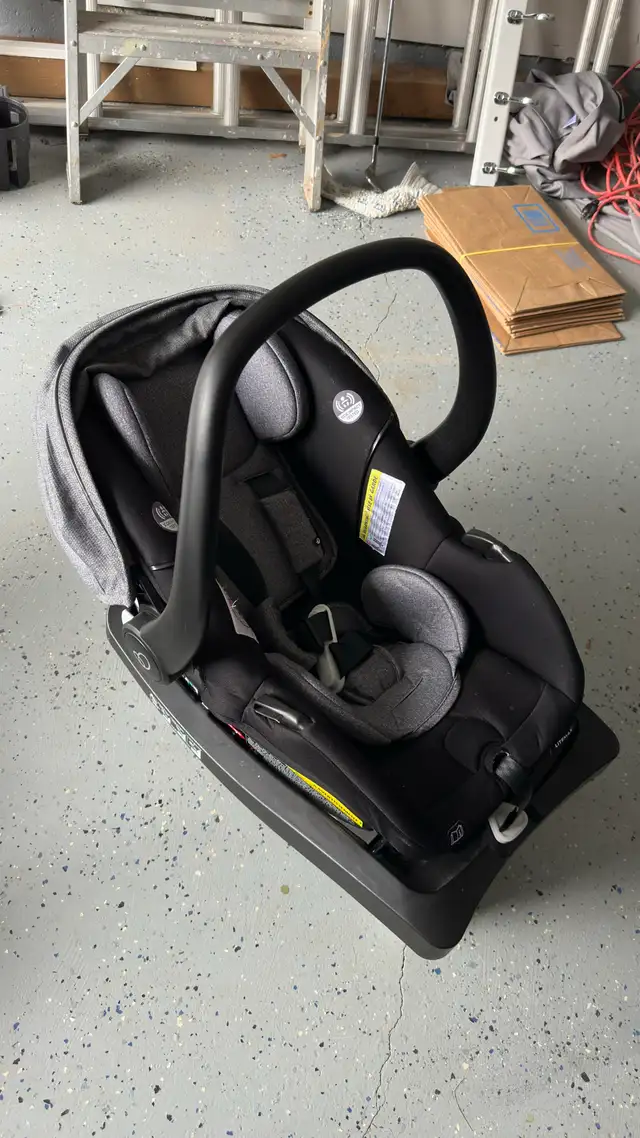 Evenflo Car Seat in Strollers, Carriers & Car Seats in Oakville / Halton Region - Image 2