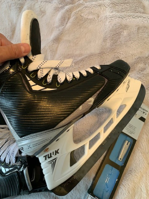 Bauer Hyperlites - Customized skates sz. 8 fit 2 in Skates & Blades in Regina