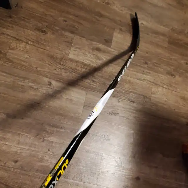 New 52" Youth  / Jr. SHER-WOOD NEXON Composite  Hockey Stick  in Hockey in Barrie - Image 7