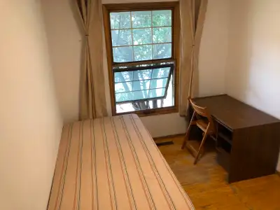 Room for rent in a clean, non-smoking and pet free home located south end of Winnipeg, close to UofM...