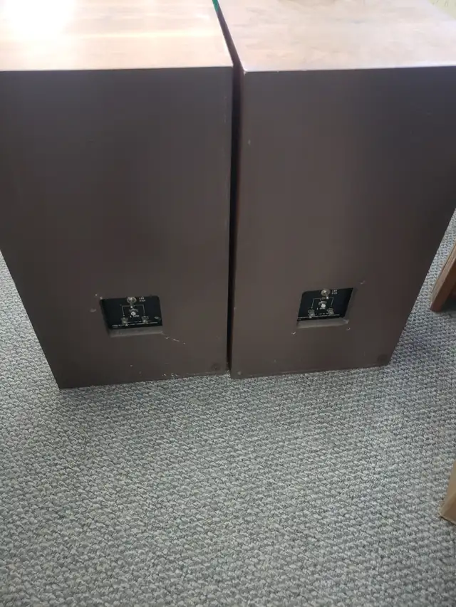 Vintage Realistic Optimus-2 Bookshelf Speakers – Pair – $140 in General Electronics in Calgary - Image 2