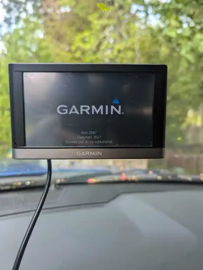 Navigate with ease using this Garmin nuvi 2597LMT GPS, featuring a bright display and lifetime map u...