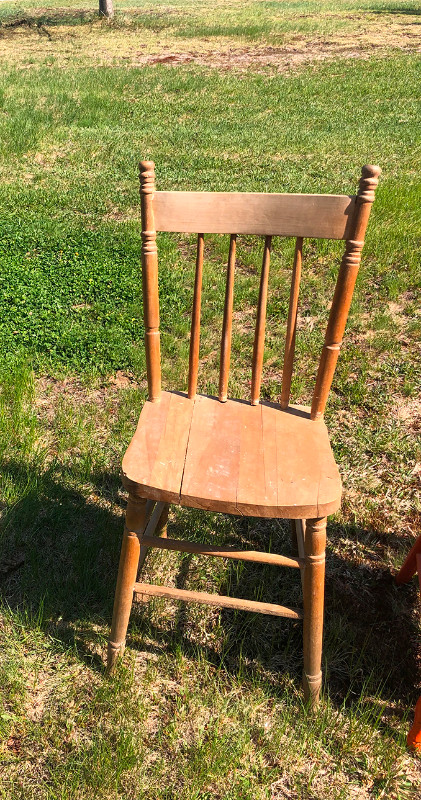 ANTIQUITÉ : Chaise antique en bois : Lot de 10 chaises à 40$ ch. dans Art et objets de collection  à Shawinigan - Image 4