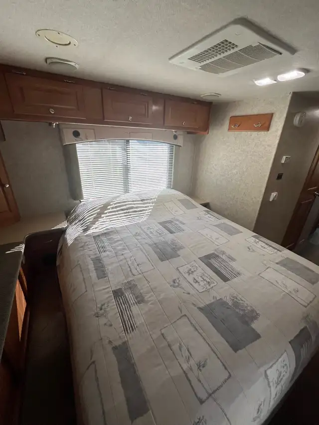 Gulf Stream Diesel Pusher Motorhome in RVs & Motorhomes in Medicine Hat - Image 5