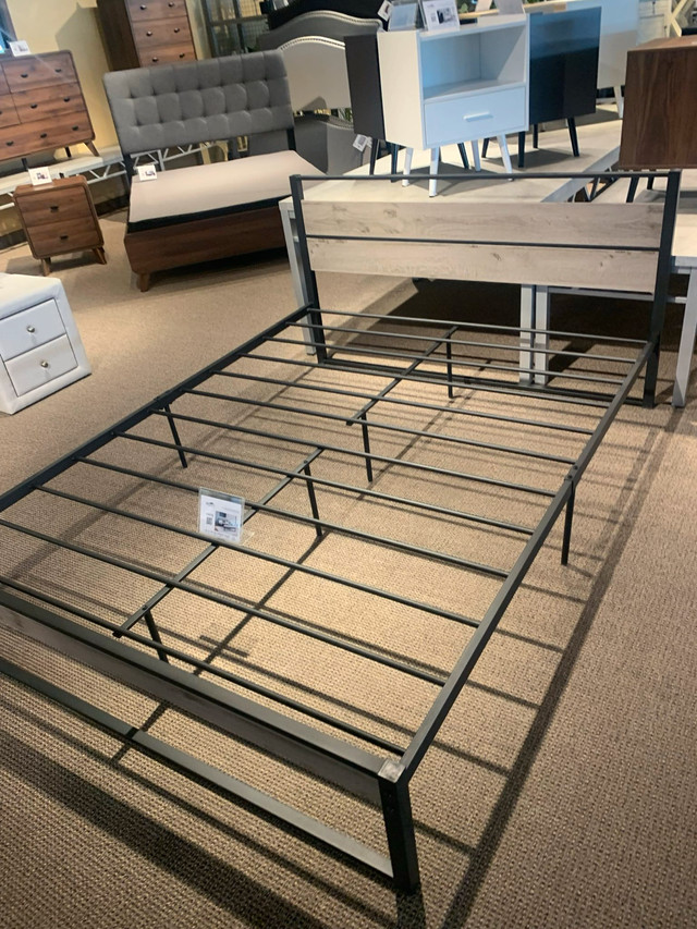 Bases de lit en métal et bois. Solides et esthétiques.Livraiso dans Lits et matelas  à Ville de Montréal - Image 3