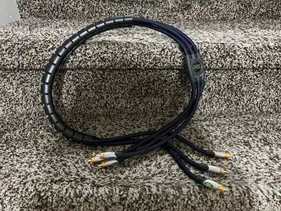 In excellent condition. 4ft long Pick up in Elmwood Can be used to connect to your older electronics...