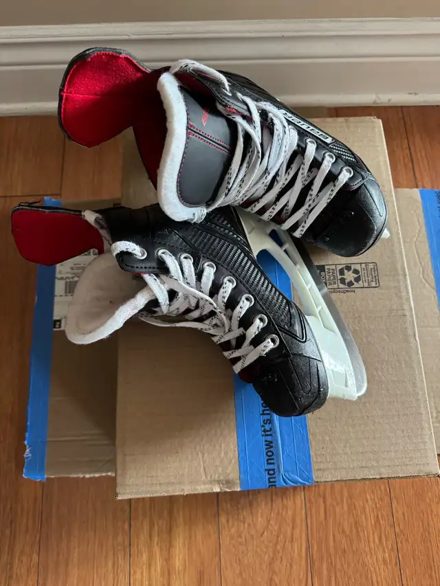 Patin Bauer pour enfants taille 2 / skates for kids size 2  in Skates & Blades in City of Montréal - Image 3