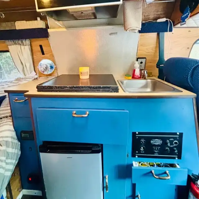 Chevrolet 1988 G20 Get Away Camper in Cars & Trucks in 100 Mile House - Image 4