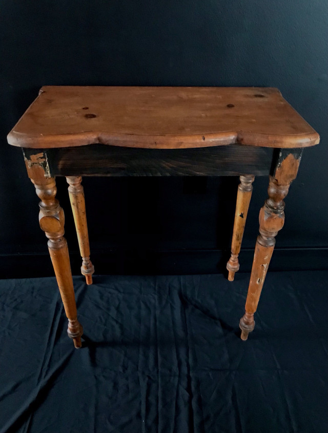 Petite table ancienne en bois Vintage dans Art et objets de collection  à Longueuil/Rive Sud